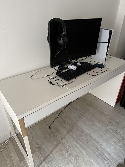 Secretaria e cadeira