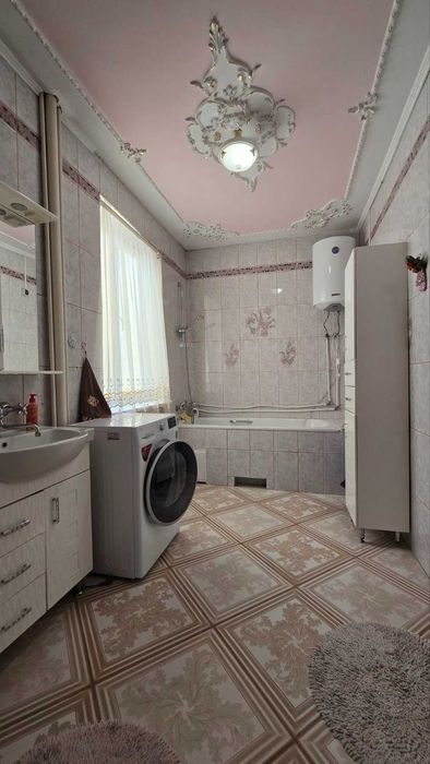 Продаж окремо стоячого будинку з доглянутою територією на вул. Новознесенська