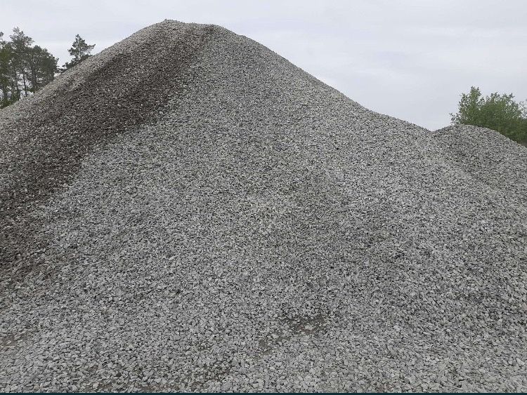 Песок и щебень . Доставка по городу и области