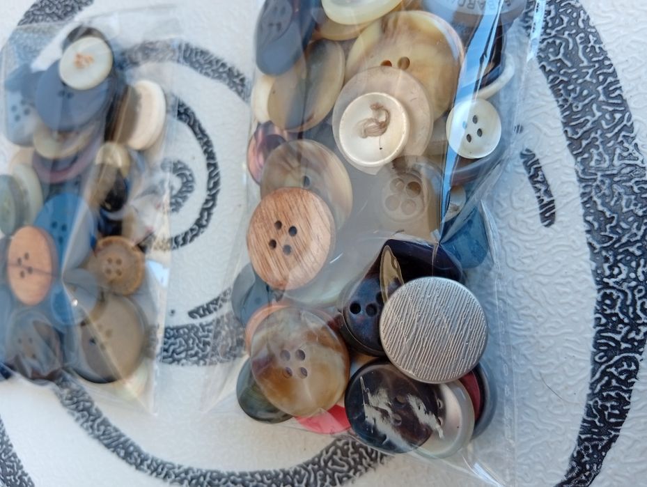 Lote de 2 sacos de botões para roupas artesanato
