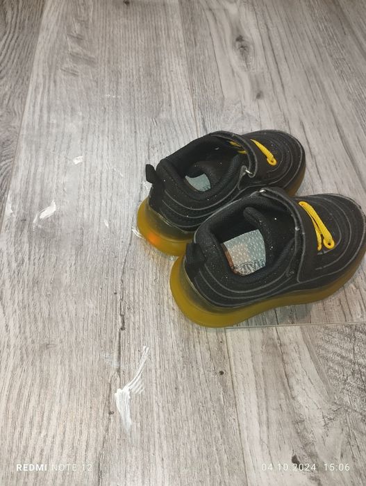 Кросівки з ледь підсвіткою