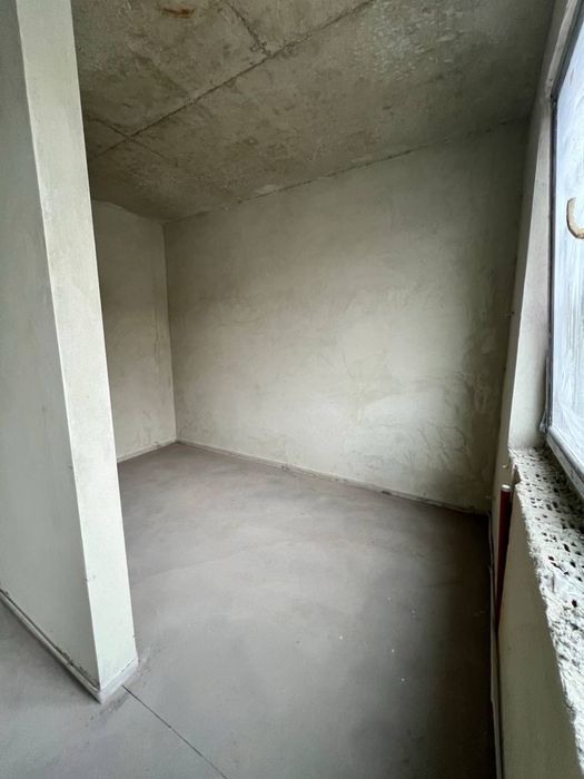 Продаж котеджів з приватним басейном у місті, біля лісу