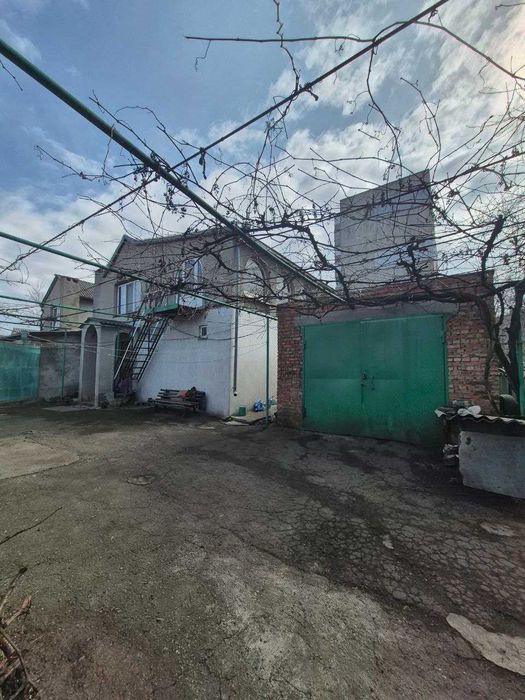Продаж. Частина будинку. Окремий двір. 6 соток. Гараж