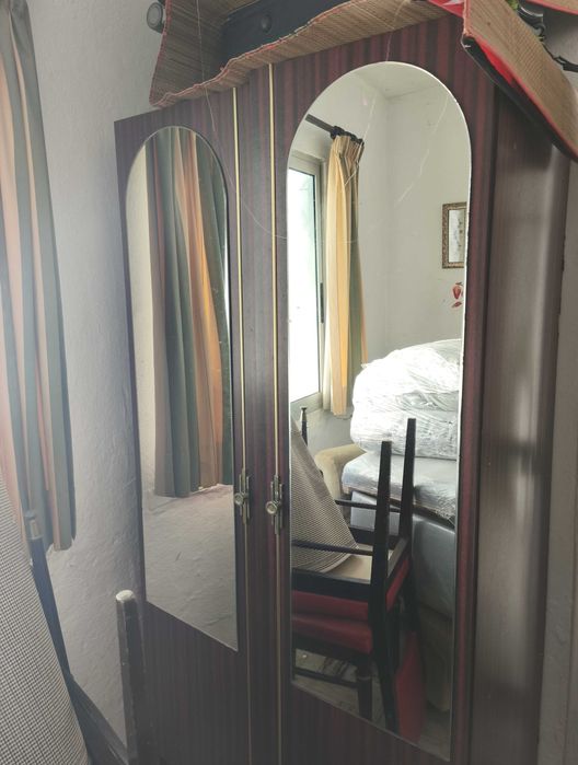 Roupeiro antigo madeira com duas portas com espelho