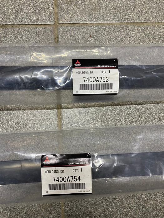 Продам Заглушки молдинги на  крышу  Outlander 3 орігінал.Лівий.