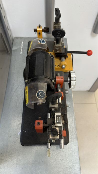 MÁQUINA DUPLICADORA DE CHAVES DUPLAS PORTÁTIL