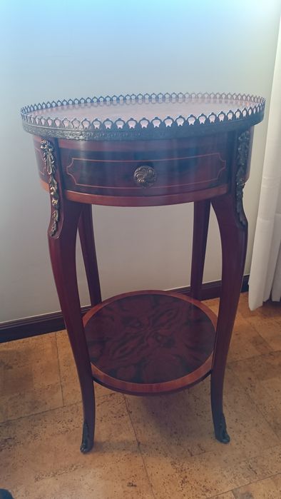 Mesa de centro ou de apoio estilo D. João V