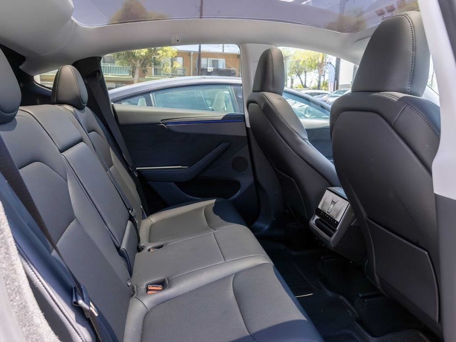 Tesla Model Y Long Range      2026