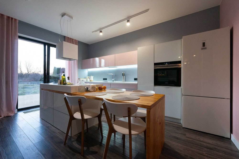 Продаж котеджу з ремонтом на вулиці Роксоляни!