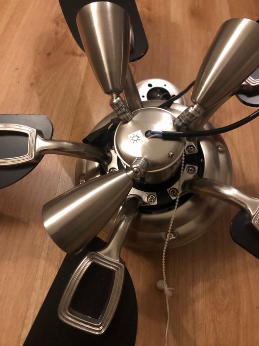 Ventoinha de tecto de cor preta com três luzes