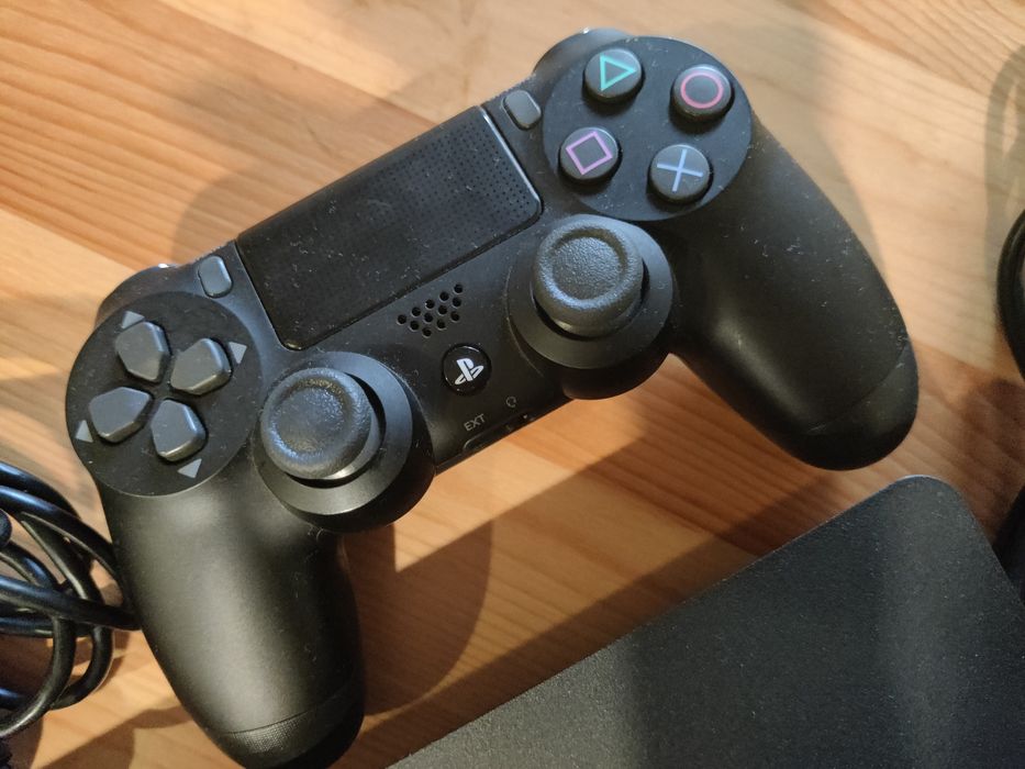 Vendo PS4 Slim Pro 1T em excelente estado