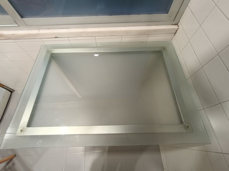 Mesa em aço e vidro fosco temperado