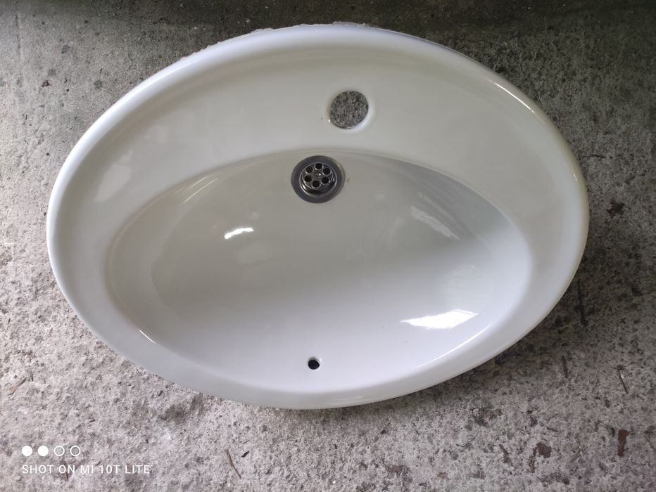 Lavatório de cor branca