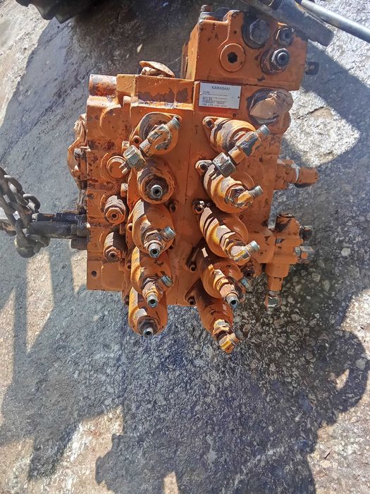 Distribuidor Kawasaki KMX15N Escavadora Hyundai r250-3