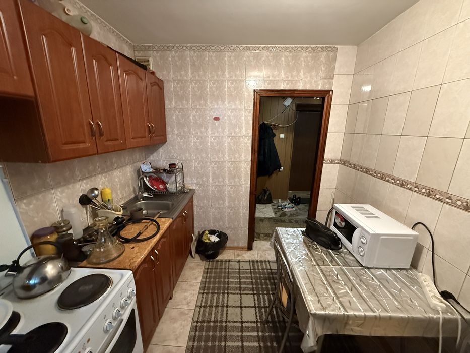 Однокімнатна. Косметичний стан. Не кутова. Цегла. Біля зупинки