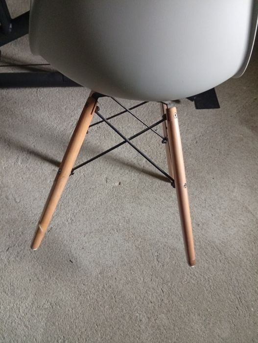 Cadeiras de sala ou jantar.