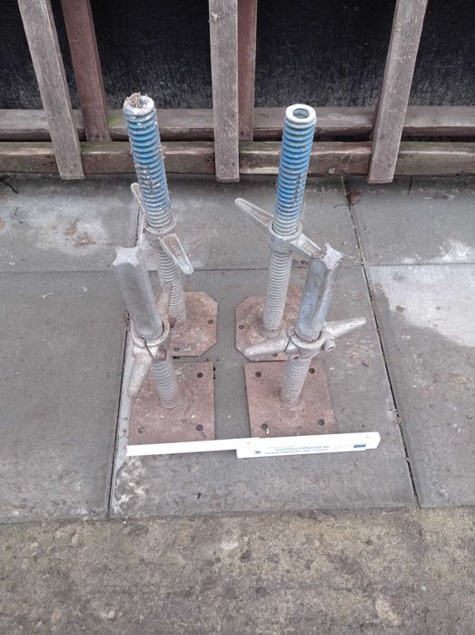 Śruby regulujące poziomujące rusztowanie