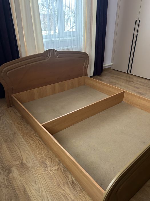 Спальне ліжко без матрасу