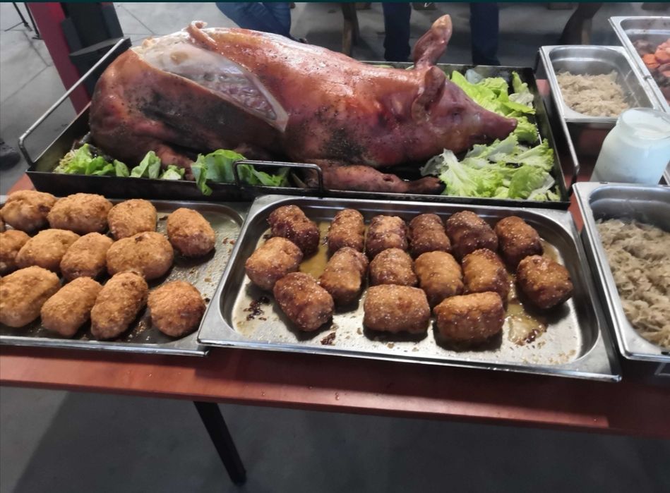 Prosiak pieczony, dzik pieczony. imprezy integracyjne