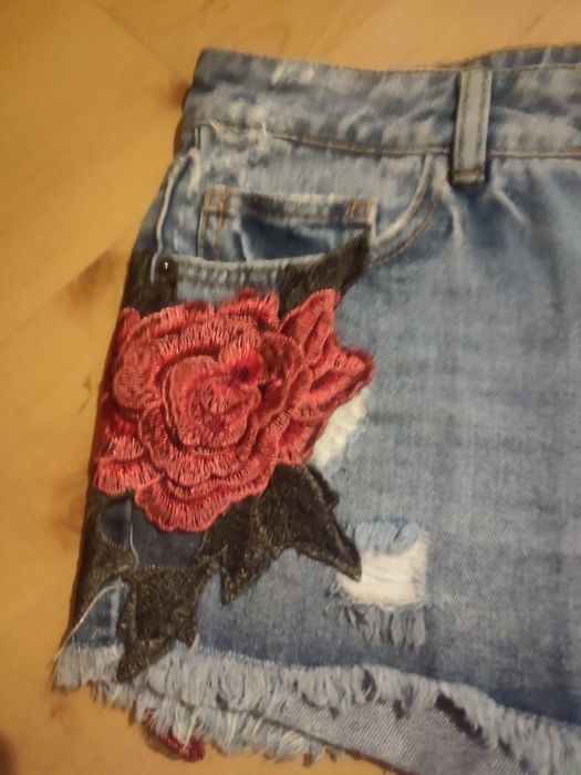 Piękne szorty z haftem róża