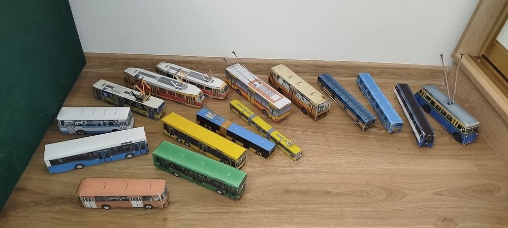 Моделька трамвая тролейбуса з картону автобус трамвай тролейбус поїзд