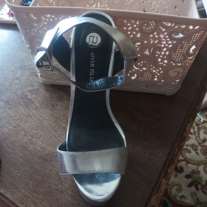 Продам босоножки