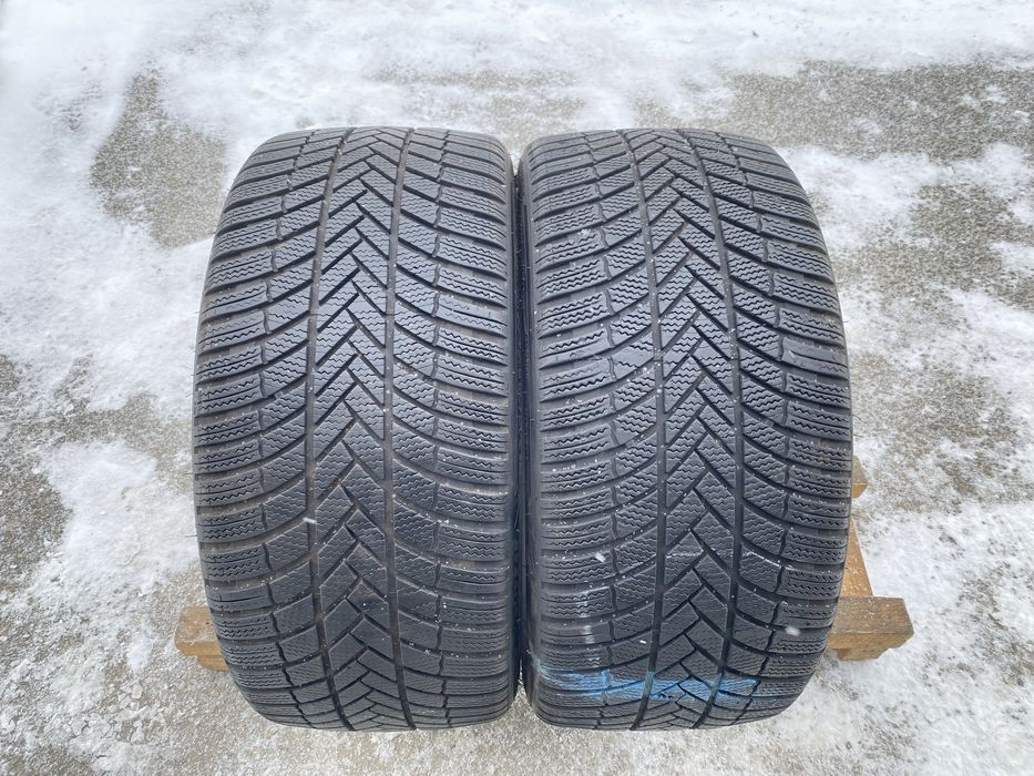 Зимняя резина Bridgestone 245.35.19. Пара.