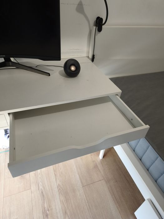 Secretaria IKEA 1.42x 0.50 , para.uso residencial ou comercial em perfeito estado. Pouco uso.