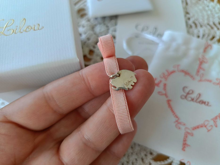 Bransoletka ze srebrnym słonkiem na pudroworóżowej wstążce lilou