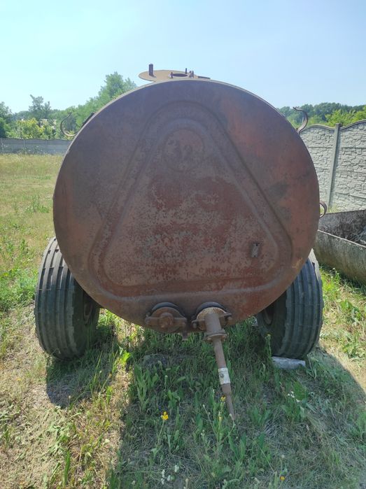 Продам бочку 3.2 куба прицепна