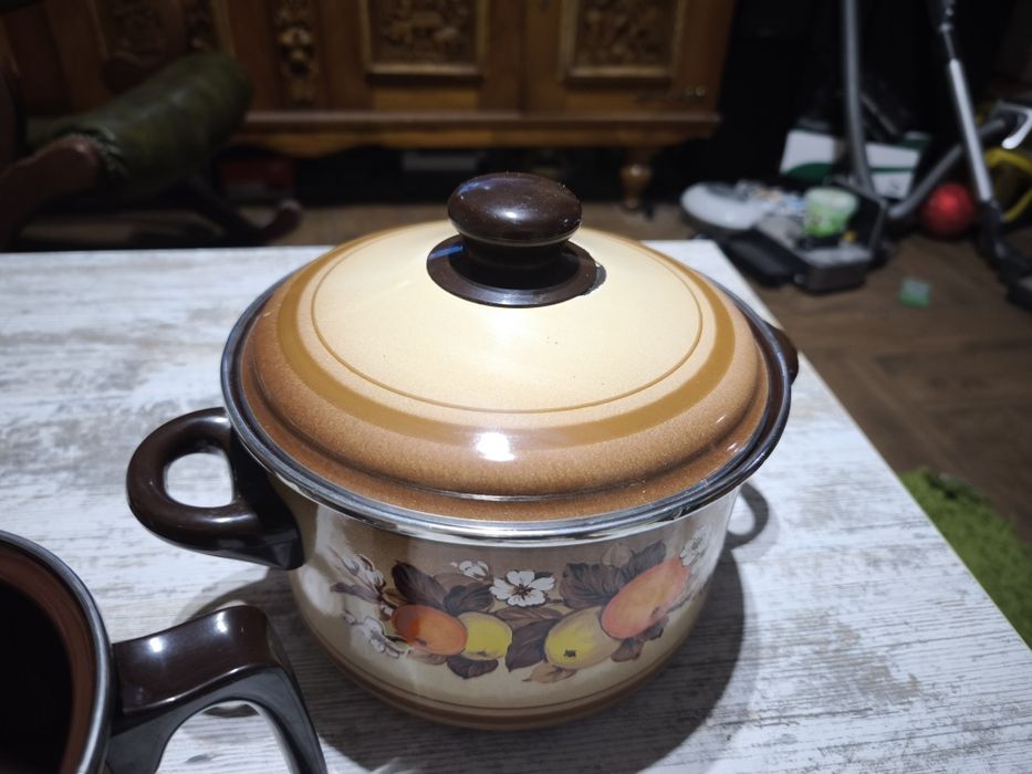 Zestaw garnków emaliowanych .