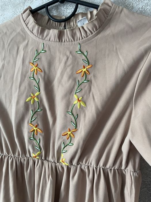Сукня жіноча з вишивкою