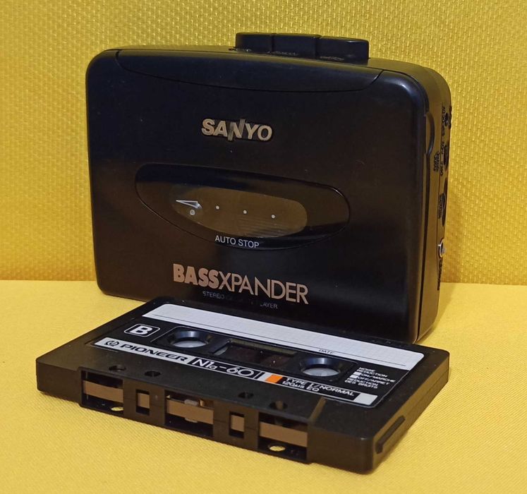 Кассетный плеер SANYO VIP-1,наушники KOSS