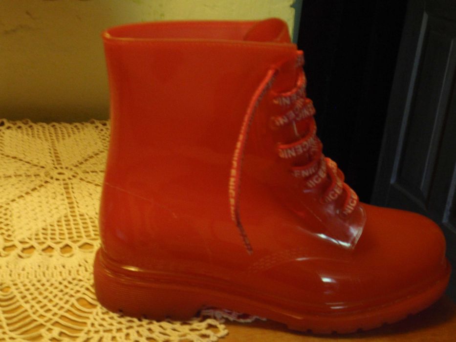 czerwone buty gumowe
