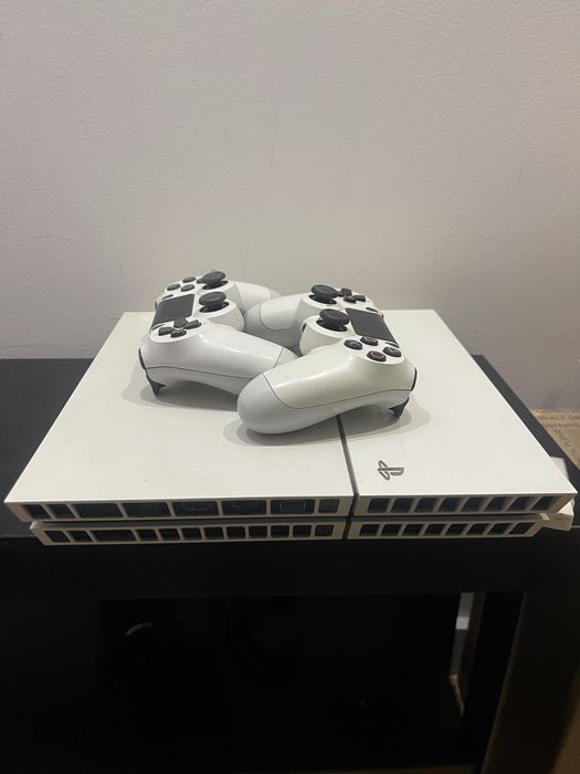 Playstation 4 com dois comandos