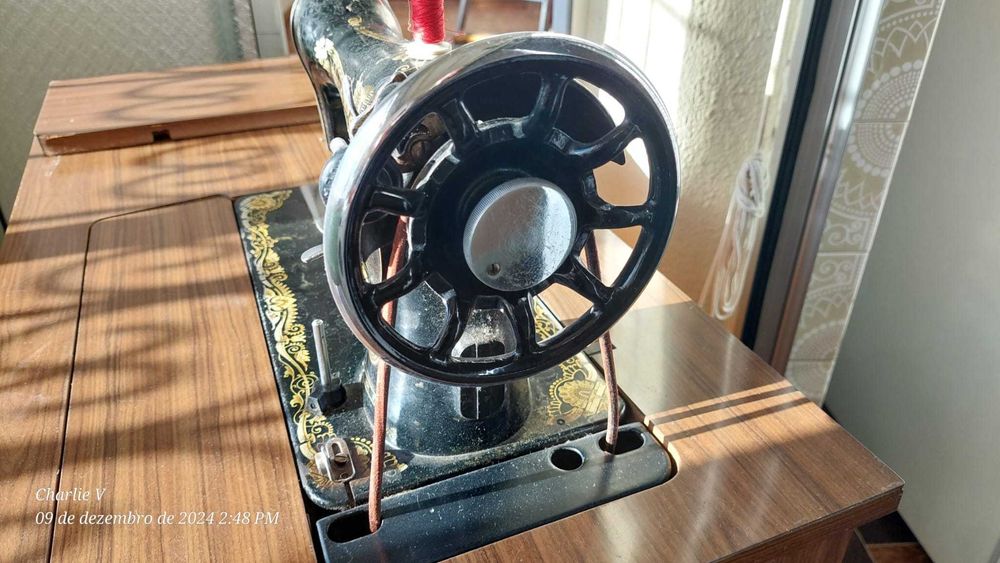 Máquina de Costura Singer 15K com móvel