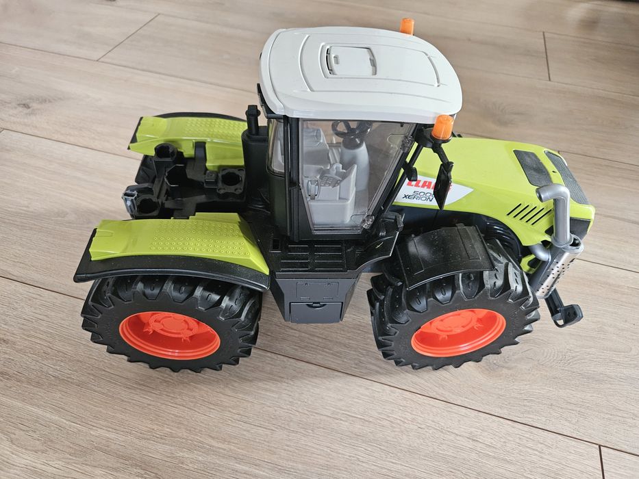 Traktor duży class xerion