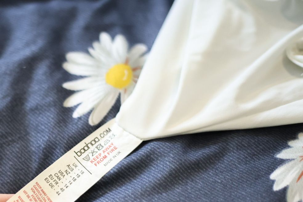 Biała marszczona sukienka na ramiączka, BooHoo