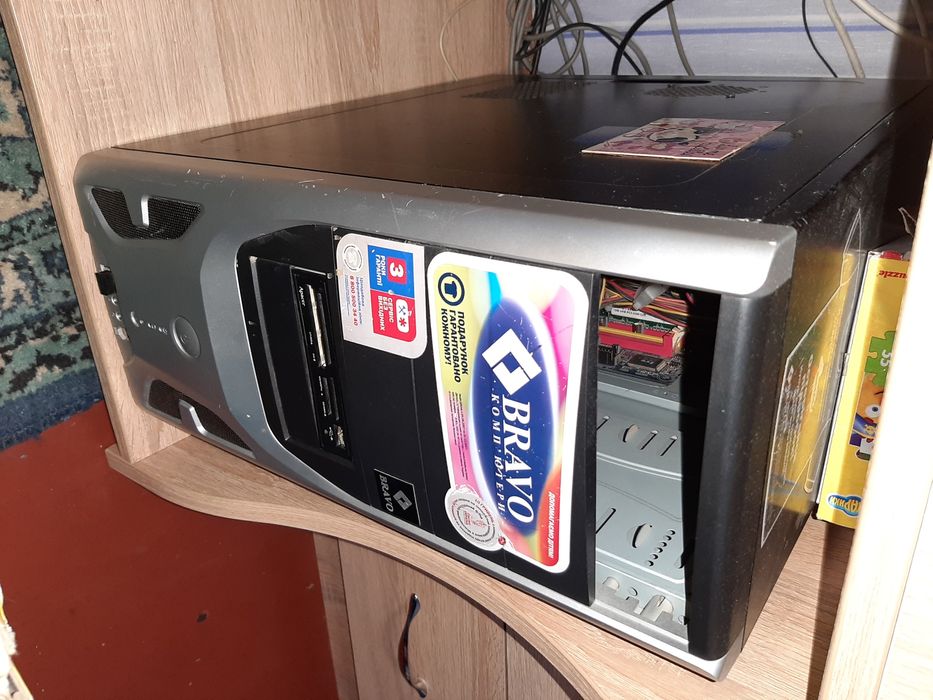 Комп'ютер ...монітор ...клавіатура...системный блок