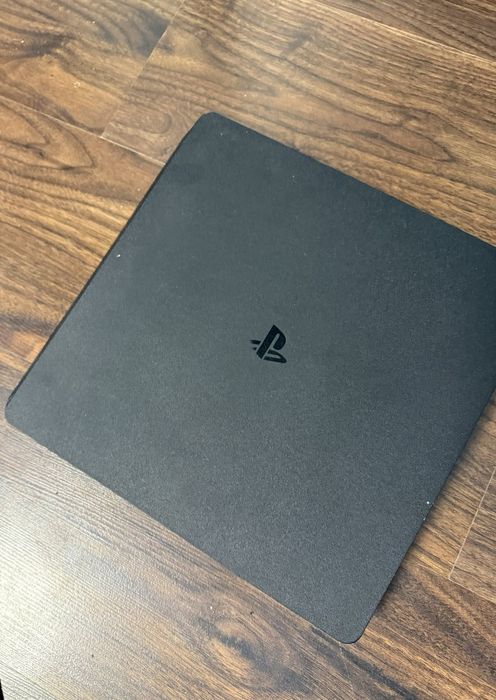 Продам PS4 Slim  на 500 гб все шнуры есть  1 джостик

В комплекте о