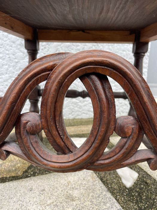 Cadeirões antigos de couro lavrado