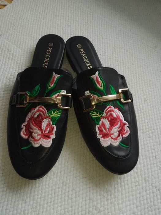 Klapki 38 czarne z haftem
