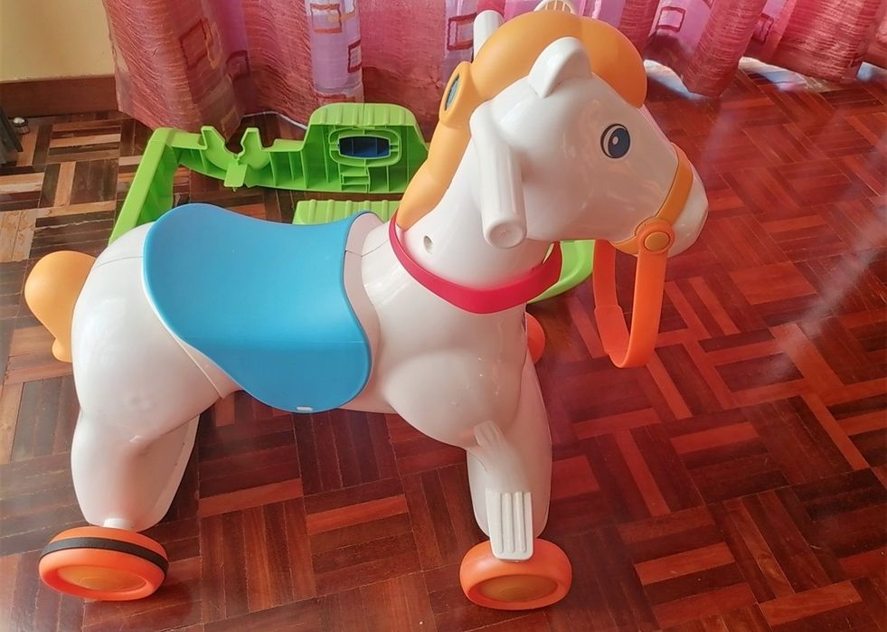 Cavalinho criança faz barulho e da para andar de rodinhas e faz baloiç