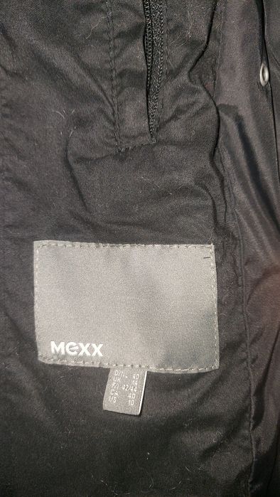 Impermeável, corta vento MEXX, com capuz - como novo!
tamanho 40
75€