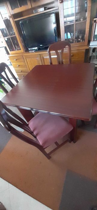 Mesa de jantar extensível com 4 cadeiras