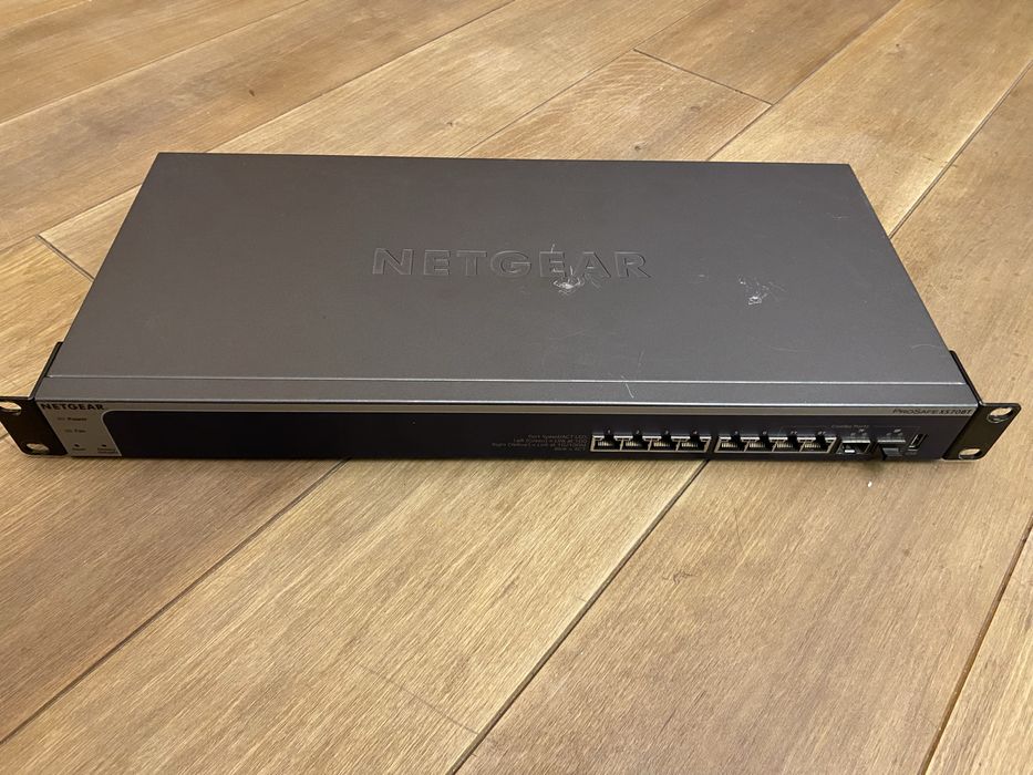 NetGear Switch XS708T комутатор