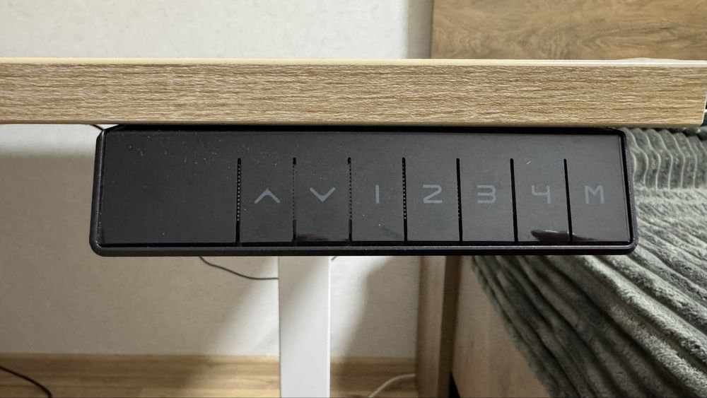 Стіл з регулюванням висоти і посиленими ніжками. Стільниця 120х90