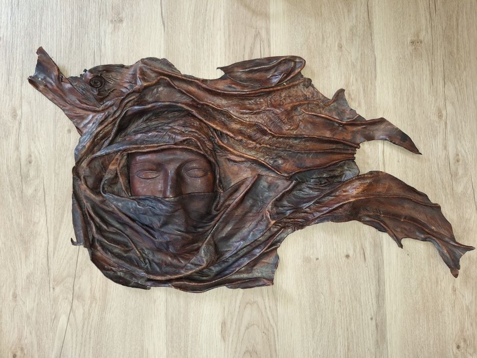 Máscara decorativa em pele