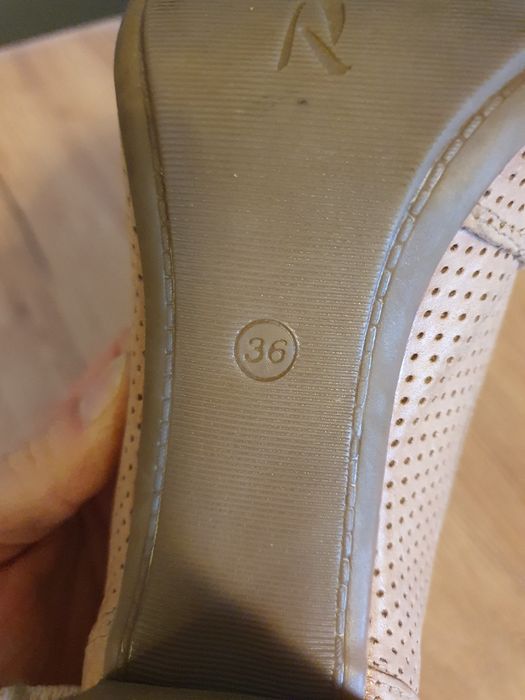 Pantofle Lasocki skórzane nude 36