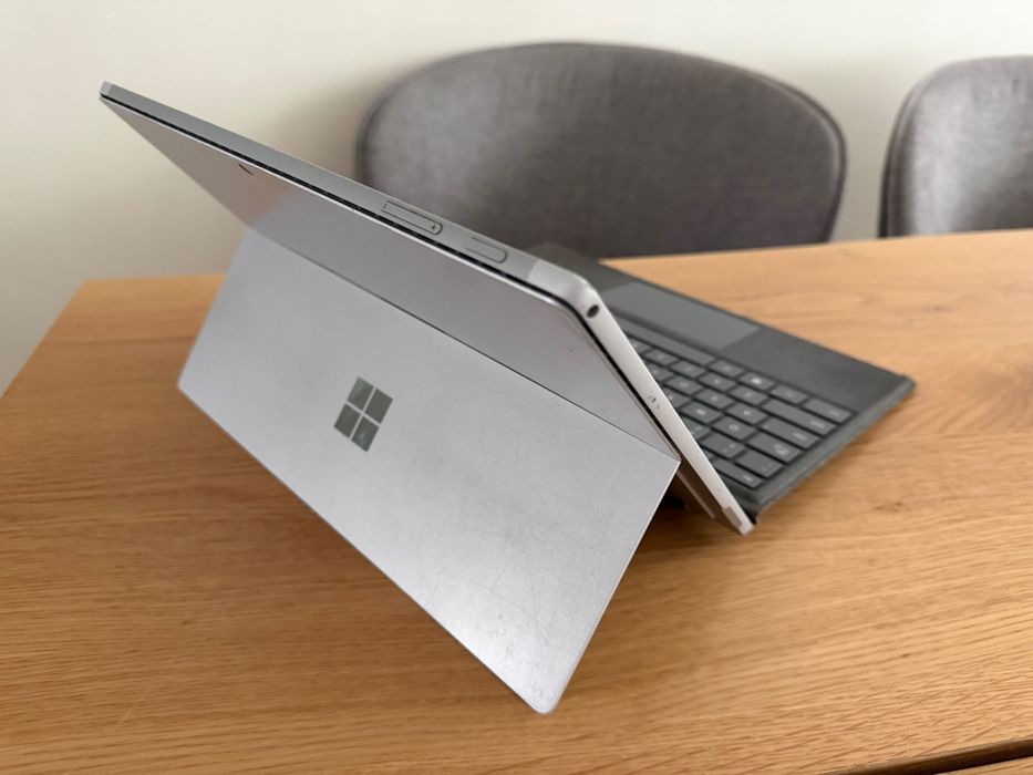Microsoft Surface Pro 7 i5 / 8 GB / 128 GB + klawiatura + etui + ładowarka